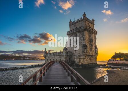 La torre di Belem nel quartiere Belem di Lisbona al tramonto Foto Stock