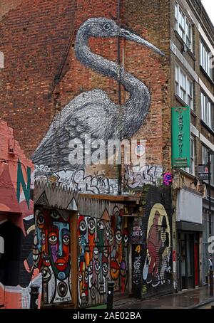 Cicogna a muro, Brick Lane, arte e graffiti, Shoreditch, Tower Hamlets, East End, Londra, Sud-est, Inghilterra, Regno Unito, E1 6QL Foto Stock