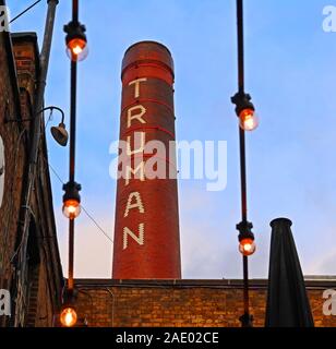 Truman Brewery cancelli e camino birrificio, vecchia birreria, Brick Lane, East End, Londra, Inghilterra, Regno Unito, E1 6QR Foto Stock