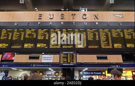 Euston Departures Board, stazione ferroviaria di Euston, Euston Road, North London, Camden, Inghilterra, Regno Unito, NW1 2DU Foto Stock