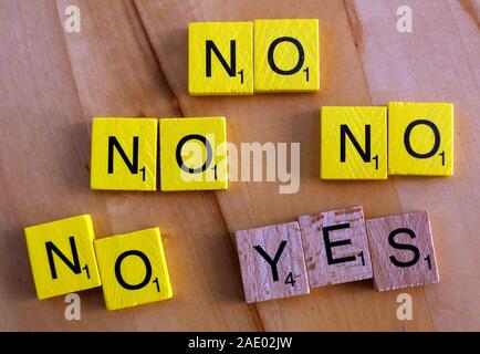 No, sì, in lettere scrabble Foto Stock