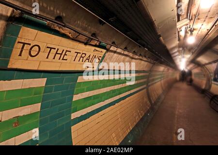 Per i treni segno, Londra tunnel sotterraneo, giù nella stazione della metropolitana a mezzanotte, Londra, Inghilterra sud-orientale, REGNO UNITO Foto Stock