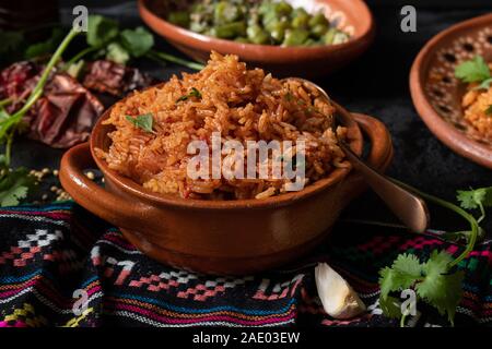Riso messicano servita nella tradizionale pentola di creta e la piastra Foto Stock