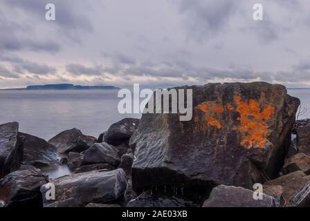 Inizio inverno sulle rive del lago Superior. Foto Stock
