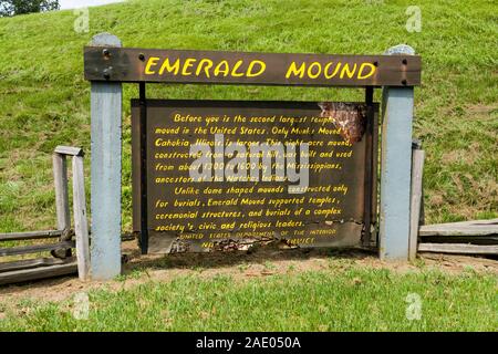 Emerald degli indiani Natchez tumulo sulla Natchez Trace Parkway MS Mississippi noto anche come "Vecchio Natchez Trace', è uno storico sentiero forestale entro il Foto Stock