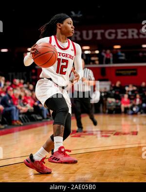 Piscataway, New Jersey, USA. 5 Dic, 2019. Rutgers Scarlet Knights guard KHADAIZHA SANDERS (12)rigidi per il cesto contro la Virginia Cavaliers alla Rutgers Athletic Center di Piscataway, New Jersey. Credito: Joel Plummer/ZUMA filo/Alamy Live News Foto Stock