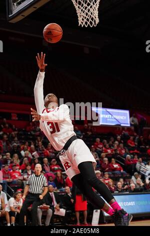 Piscataway, New Jersey, USA. 5 Dic, 2019. Rutgers Scarlet Knights avanti TEKIA MACK (31)rigidi per il cesto contro la Virginia Cavaliers alla Rutgers Athletic Center di Piscataway, New Jersey. Credito: Joel Plummer/ZUMA filo/Alamy Live News Foto Stock