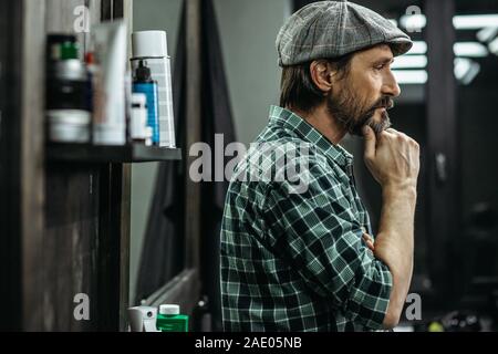 Close up di calma man standing e pensare Foto Stock