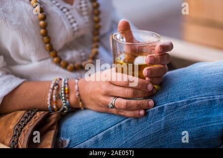 Giovane donna in bevande relax un bicchiere di tè. Abbigliamento casual con accessori di moda Foto Stock