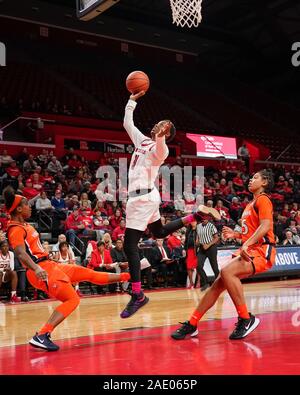 Piscataway, New Jersey, USA. 5 Dic, 2019. Rutgers Scarlet Knights avanti TEKIA MACK (31) rigidi per il cesto contro la Virginia Cavaliers alla Rutgers Athletic Center di Piscataway, New Jersey. Credito: Joel Plummer/ZUMA filo/Alamy Live News Foto Stock