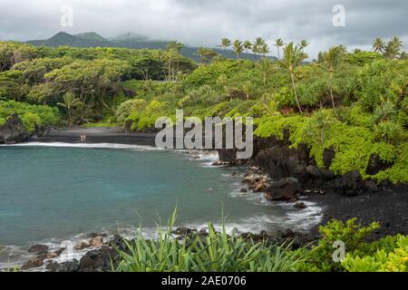 La spiaggia di sabbia nera al Wai'anapanapa State Park Foto Stock