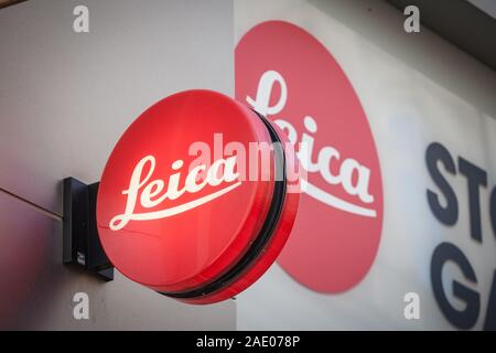 VIENNA, Austria - 6 Novembre 2019: Leica logo nella parte anteriore del loro rivenditore su un negozio di Vienna. Leica è un produttore tedesco di dispositivi ottici e c Foto Stock