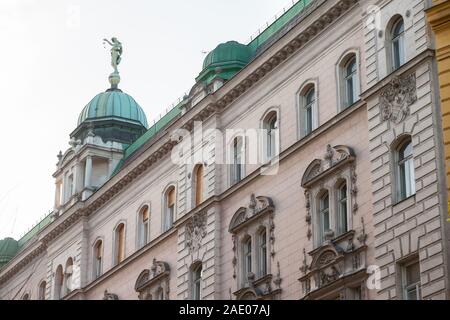 Tipiche facciate austro-ungarico wit vecchio windows in una strada di Innere Stadt, la parte interna della città di Vienna, Austria, nel 1° Bezirk distretto di Aus Foto Stock