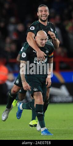 SHEFFIELD, Inghilterra - dicembre 5th Jonjo Shelvey celebra con Andy Carroll dopo aver segnato il Newcastle United il 2° obiettivo che è stato accolto da VAR durante il match di Premier League tra Sheffield United e Newcastle United at Bramall Lane, Sheffield giovedì 5 dicembre 2019. (Credit: Mark Fletcher | MI News) La fotografia può essere utilizzata solo per il giornale e/o rivista scopi editoriali, è richiesta una licenza per uso commerciale. Credito: MI News & Sport /Alamy Live News Foto Stock