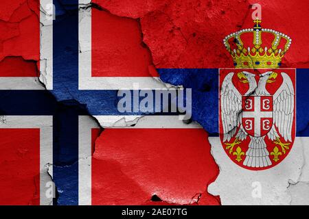 Bandiere di Norvegia e Serbia dipinta sulla parete incrinato Foto Stock