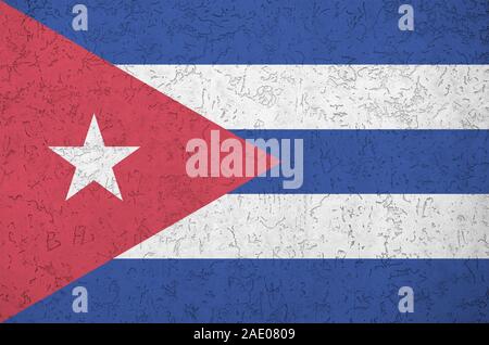 Cuba bandiera rappresentata in luminosi colori di vernice su vecchi intonaci a rilievo parete vicino. Textured banner su sfondo irregolare Foto Stock