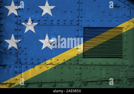 Isole Salomone bandiera raffigurata sulla parte laterale del militare serbatoio corazzati vicino. Forze armate sfondo concettuale Foto Stock