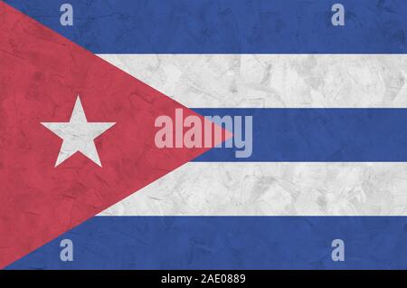 Cuba bandiera rappresentata in luminosi colori di vernice su vecchi intonaci a rilievo parete vicino. Textured banner su sfondo irregolare Foto Stock