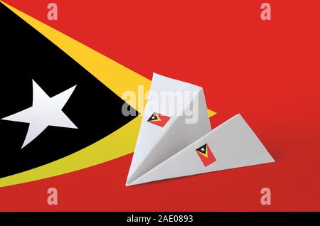 Timor Leste bandiera raffigurata sulla carta origami aereo. Oriental arti artigianali concept Foto Stock