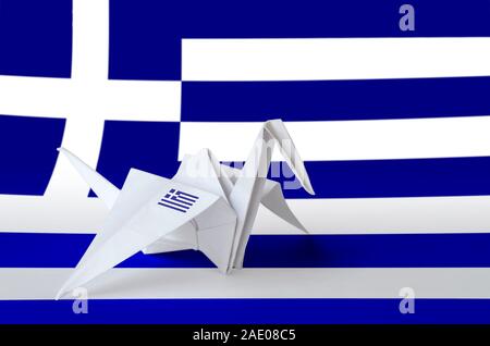 Bandiera della Grecia rappresentato su carta origami gru ala. Oriental arti artigianali concept Foto Stock