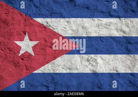 Cuba bandiera rappresentata in luminosi colori di vernice su vecchi intonaci a rilievo parete vicino. Textured banner su sfondo irregolare Foto Stock