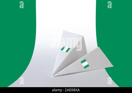 Nigeria bandiera raffigurata sulla carta origami aereo. Oriental arti artigianali concept Foto Stock