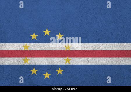 Cabo verde bandiera rappresentata in luminosi colori di vernice su vecchi intonaci a rilievo parete vicino. Textured banner su sfondo irregolare Foto Stock