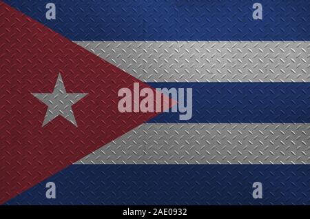 Cuba bandiera raffigurata in colori di vernice sul vecchio metallo spazzolato piastra parete o vicino. Textured banner su sfondo irregolare Foto Stock