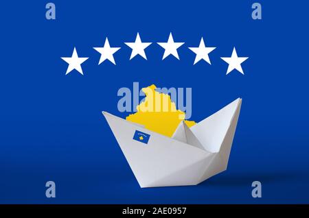 Bandiera del Kosovo raffigurato sulla carta origami nave closeup. Oriental arti artigianali concept Foto Stock