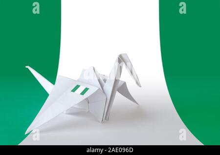 Nigeria bandiera raffigurata sulla carta origami gru ala. Oriental arti artigianali concept Foto Stock