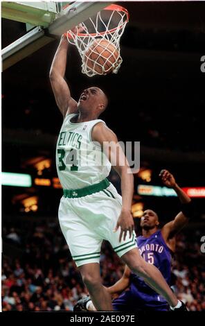 Boston Celtics #34 Paul Pierce schiacciate la sfera contro il Toronto Raptors nel gioco del basket azione al centro della flotta in Boston MA USA Mar 1,2000 foto di bill belknap Foto Stock