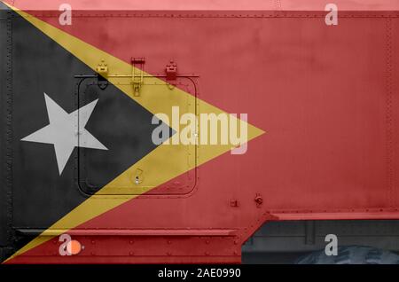 Timor Leste bandiera raffigurata sulla parte laterale della corazzata militare carrello close up. Forze armate veicolo sfondo concettuale Foto Stock