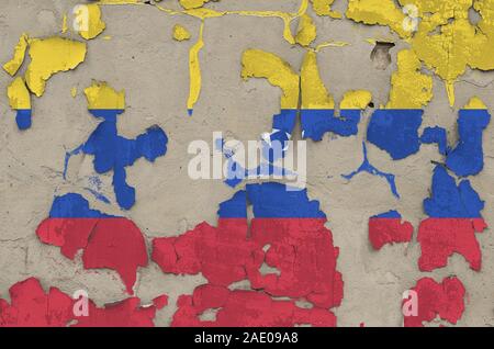 Venezuela bandiera raffigurata in colori di vernice sul vecchio obsoleto confuso muro di cemento vicino. Textured banner su sfondo irregolare Foto Stock