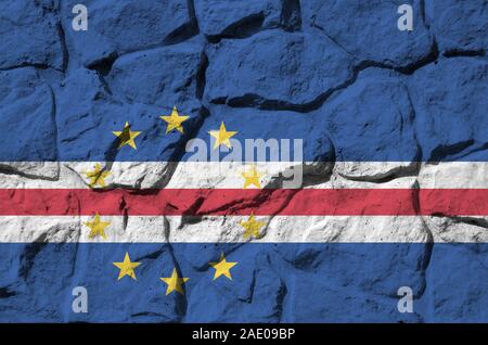 Cabo verde bandiera raffigurata in colori di vernice su un vecchio muro di pietra vicino. Textured banner sulla parete di roccia sullo sfondo Foto Stock