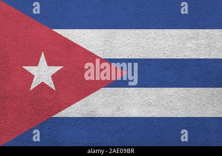 Cuba bandiera rappresentata in luminosi colori di vernice su vecchi intonaci a rilievo parete vicino. Textured banner su sfondo irregolare Foto Stock