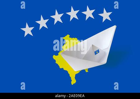 Bandiera del Kosovo raffigurato sulla carta origami nave closeup. Oriental arti artigianali concept Foto Stock