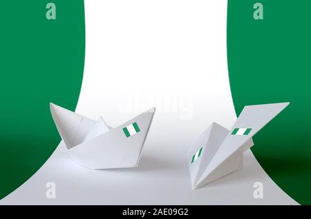 Nigeria bandiera raffigurata sulla carta origami aeroplano e barca. Oriental arti artigianali concept Foto Stock