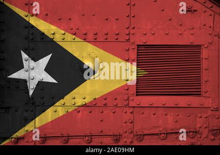 Timor Leste bandiera raffigurata sulla parte laterale del militare serbatoio corazzati vicino. Forze armate sfondo concettuale Foto Stock