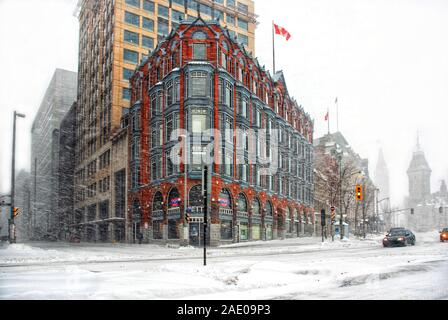 Ottawa, Canada - 16 dicembre 2007: Le camere storico edificio, un sito storico nazionale, su Elgin Street durante una bufera di neve. Il Parlamento Buildi Foto Stock