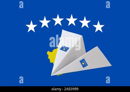 Bandiera del Kosovo raffigurato sulla carta origami aereo. Oriental arti artigianali concept Foto Stock