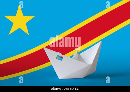 Repubblica democratica del Congo bandiera raffigurata sulla carta origami nave closeup. Oriental arti artigianali concept Foto Stock