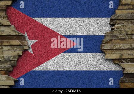 Cuba bandiera raffigurata in colori di vernice su un vecchio muro di pietra vicino. Textured banner sulla parete di roccia sullo sfondo Foto Stock