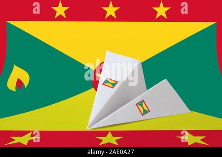 Grenada bandiera raffigurata sulla carta origami aereo. Oriental arti artigianali concept Foto Stock