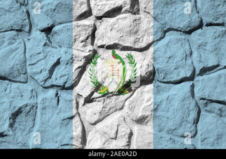 Bandiera del Guatemala raffigurato in colori di vernice su un vecchio muro di pietra vicino. Textured banner sulla parete di roccia sullo sfondo Foto Stock