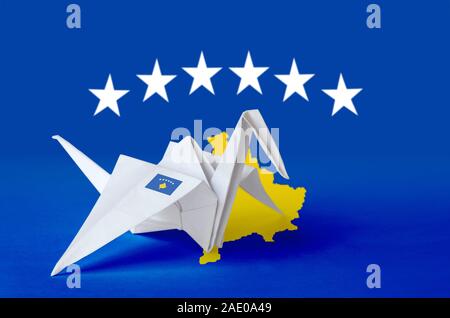 Bandiera del Kosovo raffigurato sulla carta origami gru ala. Oriental arti artigianali concept Foto Stock