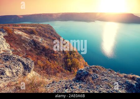 Bella serata paesaggio. Fiume con sponde rocciose al tramonto in autunno. La bellissima natura Foto Stock