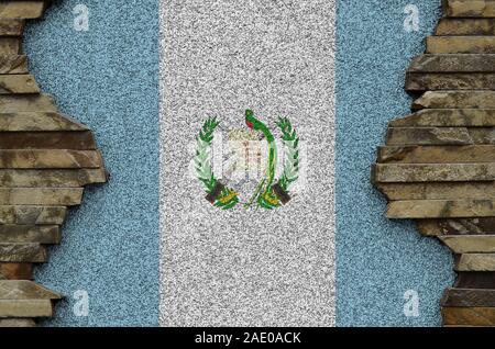 Bandiera del Guatemala raffigurato in colori di vernice su un vecchio muro di pietra vicino. Textured banner sulla parete di roccia sullo sfondo Foto Stock