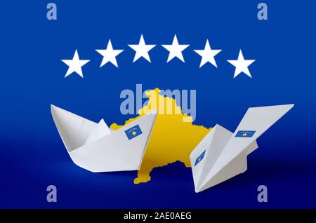 Bandiera del Kosovo raffigurato sulla carta origami aeroplano e barca. Oriental arti artigianali concept Foto Stock