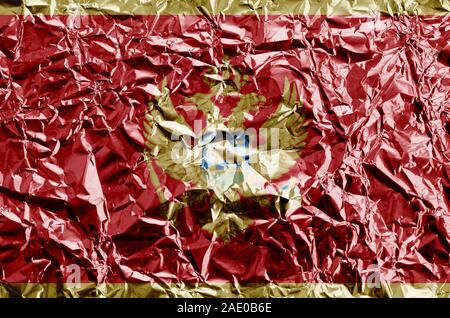 Bandiera del Montenegro raffigurato in colori di vernice su shiny accartocciata lamina di alluminio vicino. Textured banner su sfondo irregolare Foto Stock