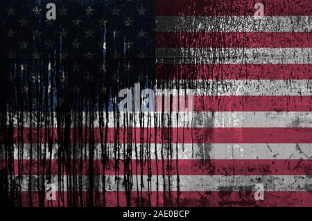 Stati Uniti d'America bandiera raffigurata in colori di vernice sul vecchio e sporco e olio di parete della camera vicino. Textured banner su sfondo irregolare Foto Stock